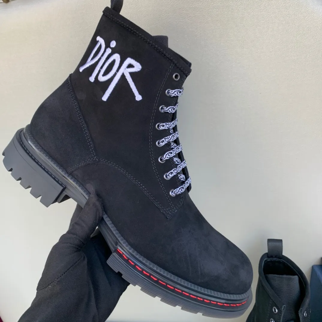 [DIOR] Top P: 1000💰 Number of yards: 39~44 (38.45 custom-made, non-refundable) Dior Dior~ Winter series, original 1:1 development Casual men's leather shoes Heavy investment, shoes and boots are made of imported cowhide + imported Dior special fabric Not easy to deform black cowhide lining Dior large hardware inlay Original TPU vacuum outsole, black cowhide Black open edge beads Military green suede Black suede Khaki suede leather is crafted by a large factory, and the perfect product is only prepared for you who know your taste! Any comparisons are welcome.